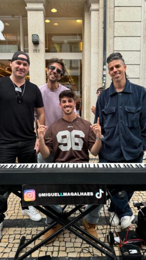 Vítor Fonseca Instagram - Que surpresa incrível que os @dzrt.oficial me fizeram! 😱 Foi um prazer tocar com eles, mal posso esperar pelo show completo no dia 19 no @meomaresvivas 🥹
Quem vai? 😎
#dzrt #MEOMaresVivas #porto #portugal #musica #rua #viral
