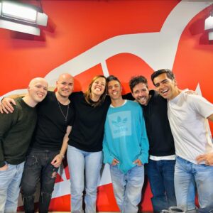 Vítor Fonseca Instagram - Faz um ano que estávamos na @rfmportugal  apresentar uma Encore Session muito especial “HERÓI POR UM DIA” com o @simaoplcorreia 

Quem não viu está disponível em YouTube.con/dzrt
(Link nos stories) 

#dzrt #dzrtencoresessions