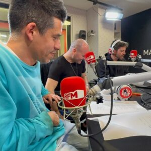 Vítor Fonseca Instagram - Faz um ano que estávamos na @rfmportugal  apresentar uma Encore Session muito especial “HERÓI POR UM DIA” com o @simaoplcorreia 

Quem não viu está disponível em YouTube.con/dzrt
(Link nos stories) 

#dzrt #dzrtencoresessions