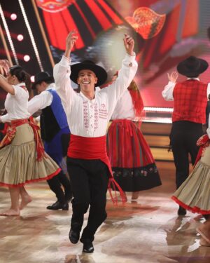 Vítor Fonseca Instagram - Ontem trouxemos as Danças Tradicionais Portuguesas para o palco do Dança com as Estrelas. A nossa alma, a nossa dança e a nossa cultura estiveram de mãos dadas com a amizade.

Obrigado @dailycristina @_alberto_rodrigues_ @bruno_cabrerizo por terem alinhado nesta ideia mas sobretudo pelos sorrisos que partilhamos nesta dança!

Obrigado @gameiroines @danielacvsantos @danielgamitosoares  @de_courinha @luis__quina por serem sempre os pilares das nossas danças!

Mas quero deixar um obrigado especial à minha turma de dança da @fmh_ulisboa por me ajudarem a construir esta linda coreografia e também por estarem a partilhá-la no palco comigo.

@tiago_dalmeida 
@_beatriz.machado_ 
@raquel.potato 
@joana.mota04 
@matilde.santos21 
@inessssousaa 
dania_louquinha
@alice__oliveira10 
@nadiafilipa4
@ana__remigio 
@h.csbm 
@leonorafonso__ 
@jo.n._.lves 
@mariarsalgado_ 

Obrigado à @casadominhoemlisboa e à equipa da @nokasss pelo incrível guarda roupa!

Por fim obrigado à professora margarida moura por me dar a conhecer as danças tradicionais portuguesas, já lhe tinha dito que aprender a nossa raiz cultural de dança tinha mudado a minha forma de criar! Vai mudar ainda mais!!! E estou ansioso por lhe contar tudo!

Espero que tenham gostado desta Ode à nossa cultura!

Estamos juntos!

Cifrao