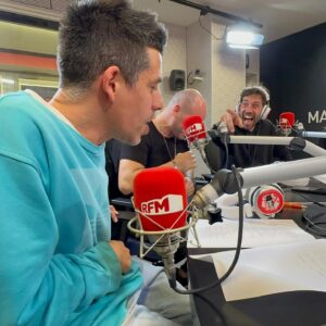 Vítor Fonseca Instagram - Faz um ano que estávamos na @rfmportugal  apresentar uma Encore Session muito especial “HERÓI POR UM DIA” com o @simaoplcorreia 

Quem não viu está disponível em YouTube.con/dzrt
(Link nos stories) 

#dzrt #dzrtencoresessions