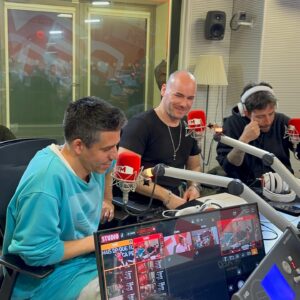 Vítor Fonseca Instagram - Faz um ano que estávamos na @rfmportugal  apresentar uma Encore Session muito especial “HERÓI POR UM DIA” com o @simaoplcorreia 

Quem não viu está disponível em YouTube.con/dzrt
(Link nos stories) 

#dzrt #dzrtencoresessions