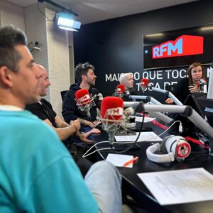 Vítor Fonseca Instagram - Faz um ano que estávamos na @rfmportugal  apresentar uma Encore Session muito especial “HERÓI POR UM DIA” com o @simaoplcorreia 

Quem não viu está disponível em YouTube.con/dzrt
(Link nos stories) 

#dzrt #dzrtencoresessions