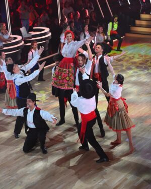 Vítor Fonseca Instagram - Ontem trouxemos as Danças Tradicionais Portuguesas para o palco do Dança com as Estrelas. A nossa alma, a nossa dança e a nossa cultura estiveram de mãos dadas com a amizade.

Obrigado @dailycristina @_alberto_rodrigues_ @bruno_cabrerizo por terem alinhado nesta ideia mas sobretudo pelos sorrisos que partilhamos nesta dança!

Obrigado @gameiroines @danielacvsantos @danielgamitosoares  @de_courinha @luis__quina por serem sempre os pilares das nossas danças!

Mas quero deixar um obrigado especial à minha turma de dança da @fmh_ulisboa por me ajudarem a construir esta linda coreografia e também por estarem a partilhá-la no palco comigo.

@tiago_dalmeida 
@_beatriz.machado_ 
@raquel.potato 
@joana.mota04 
@matilde.santos21 
@inessssousaa 
dania_louquinha
@alice__oliveira10 
@nadiafilipa4
@ana__remigio 
@h.csbm 
@leonorafonso__ 
@jo.n._.lves 
@mariarsalgado_ 

Obrigado à @casadominhoemlisboa e à equipa da @nokasss pelo incrível guarda roupa!

Por fim obrigado à professora margarida moura por me dar a conhecer as danças tradicionais portuguesas, já lhe tinha dito que aprender a nossa raiz cultural de dança tinha mudado a minha forma de criar! Vai mudar ainda mais!!! E estou ansioso por lhe contar tudo!

Espero que tenham gostado desta Ode à nossa cultura!

Estamos juntos!

Cifrao