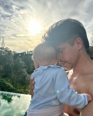 Vítor Fonseca Instagram - Ser pai mudou me.. 

Mudou o meu coração, aumentou o seu tamanho.. agora comporta um amor infinito por um pequeno ser.. uma pequena princesa que ganha o meu olhar quando eu acordo de manhã, que fica feliz sempre que me vê.. que sorri sempre que eu volto, mesmo quando só saio 2 segundos para brincar com ela.. 7 meses de amor puro e eu sou a pessoa mais feliz do mundo.. 

Ser pai mudou me… para melhor.❤️

Zoe e zaya❤️

Feliz dia do pai a todos.