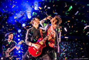 Vítor Fonseca Instagram - Madeira!!! Hoje passámos por estas fotos!
Que noite quente foi esta no Funchal 🔥🔥
#dzrtencoretour 

Quem esteve presente põe a mão no ar 🖐️🤘

📷 @marta.takes.photos