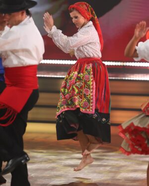Vítor Fonseca Instagram - Ontem trouxemos as Danças Tradicionais Portuguesas para o palco do Dança com as Estrelas. A nossa alma, a nossa dança e a nossa cultura estiveram de mãos dadas com a amizade.

Obrigado @dailycristina @_alberto_rodrigues_ @bruno_cabrerizo por terem alinhado nesta ideia mas sobretudo pelos sorrisos que partilhamos nesta dança!

Obrigado @gameiroines @danielacvsantos @danielgamitosoares  @de_courinha @luis__quina por serem sempre os pilares das nossas danças!

Mas quero deixar um obrigado especial à minha turma de dança da @fmh_ulisboa por me ajudarem a construir esta linda coreografia e também por estarem a partilhá-la no palco comigo.

@tiago_dalmeida 
@_beatriz.machado_ 
@raquel.potato 
@joana.mota04 
@matilde.santos21 
@inessssousaa 
dania_louquinha
@alice__oliveira10 
@nadiafilipa4
@ana__remigio 
@h.csbm 
@leonorafonso__ 
@jo.n._.lves 
@mariarsalgado_ 

Obrigado à @casadominhoemlisboa e à equipa da @nokasss pelo incrível guarda roupa!

Por fim obrigado à professora margarida moura por me dar a conhecer as danças tradicionais portuguesas, já lhe tinha dito que aprender a nossa raiz cultural de dança tinha mudado a minha forma de criar! Vai mudar ainda mais!!! E estou ansioso por lhe contar tudo!

Espero que tenham gostado desta Ode à nossa cultura!

Estamos juntos!

Cifrao