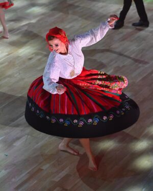 Vítor Fonseca Instagram - Ontem trouxemos as Danças Tradicionais Portuguesas para o palco do Dança com as Estrelas. A nossa alma, a nossa dança e a nossa cultura estiveram de mãos dadas com a amizade.

Obrigado @dailycristina @_alberto_rodrigues_ @bruno_cabrerizo por terem alinhado nesta ideia mas sobretudo pelos sorrisos que partilhamos nesta dança!

Obrigado @gameiroines @danielacvsantos @danielgamitosoares  @de_courinha @luis__quina por serem sempre os pilares das nossas danças!

Mas quero deixar um obrigado especial à minha turma de dança da @fmh_ulisboa por me ajudarem a construir esta linda coreografia e também por estarem a partilhá-la no palco comigo.

@tiago_dalmeida 
@_beatriz.machado_ 
@raquel.potato 
@joana.mota04 
@matilde.santos21 
@inessssousaa 
dania_louquinha
@alice__oliveira10 
@nadiafilipa4
@ana__remigio 
@h.csbm 
@leonorafonso__ 
@jo.n._.lves 
@mariarsalgado_ 

Obrigado à @casadominhoemlisboa e à equipa da @nokasss pelo incrível guarda roupa!

Por fim obrigado à professora margarida moura por me dar a conhecer as danças tradicionais portuguesas, já lhe tinha dito que aprender a nossa raiz cultural de dança tinha mudado a minha forma de criar! Vai mudar ainda mais!!! E estou ansioso por lhe contar tudo!

Espero que tenham gostado desta Ode à nossa cultura!

Estamos juntos!

Cifrao