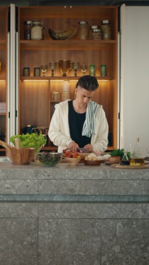 Vítor Fonseca Instagram - Pede quase quase tudo no Uber Eats. Menos para tratar o Mourinho por Zé. 

@ubereats_pt #pub