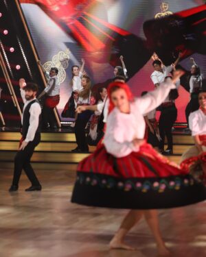 Vítor Fonseca Instagram - Ontem trouxemos as Danças Tradicionais Portuguesas para o palco do Dança com as Estrelas. A nossa alma, a nossa dança e a nossa cultura estiveram de mãos dadas com a amizade.

Obrigado @dailycristina @_alberto_rodrigues_ @bruno_cabrerizo por terem alinhado nesta ideia mas sobretudo pelos sorrisos que partilhamos nesta dança!

Obrigado @gameiroines @danielacvsantos @danielgamitosoares  @de_courinha @luis__quina por serem sempre os pilares das nossas danças!

Mas quero deixar um obrigado especial à minha turma de dança da @fmh_ulisboa por me ajudarem a construir esta linda coreografia e também por estarem a partilhá-la no palco comigo.

@tiago_dalmeida 
@_beatriz.machado_ 
@raquel.potato 
@joana.mota04 
@matilde.santos21 
@inessssousaa 
dania_louquinha
@alice__oliveira10 
@nadiafilipa4
@ana__remigio 
@h.csbm 
@leonorafonso__ 
@jo.n._.lves 
@mariarsalgado_ 

Obrigado à @casadominhoemlisboa e à equipa da @nokasss pelo incrível guarda roupa!

Por fim obrigado à professora margarida moura por me dar a conhecer as danças tradicionais portuguesas, já lhe tinha dito que aprender a nossa raiz cultural de dança tinha mudado a minha forma de criar! Vai mudar ainda mais!!! E estou ansioso por lhe contar tudo!

Espero que tenham gostado desta Ode à nossa cultura!

Estamos juntos!

Cifrao
