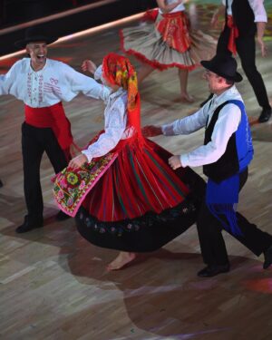 Vítor Fonseca Instagram - Ontem trouxemos as Danças Tradicionais Portuguesas para o palco do Dança com as Estrelas. A nossa alma, a nossa dança e a nossa cultura estiveram de mãos dadas com a amizade.

Obrigado @dailycristina @_alberto_rodrigues_ @bruno_cabrerizo por terem alinhado nesta ideia mas sobretudo pelos sorrisos que partilhamos nesta dança!

Obrigado @gameiroines @danielacvsantos @danielgamitosoares  @de_courinha @luis__quina por serem sempre os pilares das nossas danças!

Mas quero deixar um obrigado especial à minha turma de dança da @fmh_ulisboa por me ajudarem a construir esta linda coreografia e também por estarem a partilhá-la no palco comigo.

@tiago_dalmeida 
@_beatriz.machado_ 
@raquel.potato 
@joana.mota04 
@matilde.santos21 
@inessssousaa 
dania_louquinha
@alice__oliveira10 
@nadiafilipa4
@ana__remigio 
@h.csbm 
@leonorafonso__ 
@jo.n._.lves 
@mariarsalgado_ 

Obrigado à @casadominhoemlisboa e à equipa da @nokasss pelo incrível guarda roupa!

Por fim obrigado à professora margarida moura por me dar a conhecer as danças tradicionais portuguesas, já lhe tinha dito que aprender a nossa raiz cultural de dança tinha mudado a minha forma de criar! Vai mudar ainda mais!!! E estou ansioso por lhe contar tudo!

Espero que tenham gostado desta Ode à nossa cultura!

Estamos juntos!

Cifrao