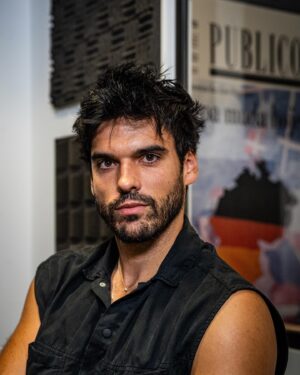 Vítor Silva Costa Instagram - Um homem relativamente sério a dizer coisas relativamente sérias. 

Este projecto da @michellecoelho.b e da Sofia Neves para o @publico.pt chama-se Na Minha Estante e tem como premissa falar sobre livros que nos são importantes. 

Estes são alguns dos meus. 
A entrevista está em todas as plataformas do Jornal Público. 

@connosco.pt 
@carrelosquad