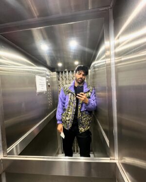 Vítor Silva Costa Instagram - Um conjunto de selfies no elevador.