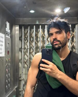 Vítor Silva Costa Instagram - Um conjunto de selfies no elevador.