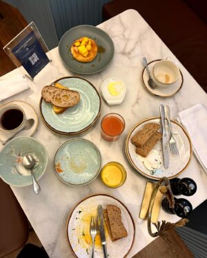 Vítor Silva Costa Instagram - Enquanto esperam pelo jantar fazem o quê?