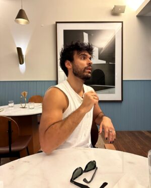 Vítor Silva Costa Instagram - Enquanto esperam pelo jantar fazem o quê?