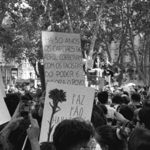 Vítor Silva Costa Instagram - 25 de Abril sempre, fascismo nunca mais. 

“Como ela, somos livres 
somos livres de voar”
In Somos Livres, canção de Ermelinda Duarte.