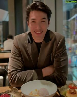 Vivian Dawson Instagram - Happy new year everyone! 新年快樂! 恭喜發財，紅包拿來！😁 what a great way to welcome in the new year, with a selection of delicious food including my favorite of all, the tomahawk steak! ❤️🙈 

Thankyou @nikuxla for a wonderful evening