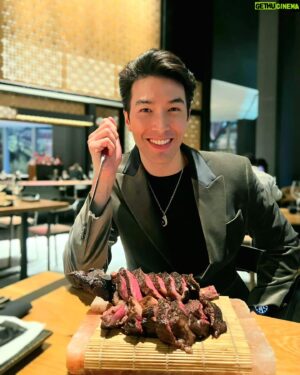 Vivian Dawson Instagram - Happy new year everyone! 新年快樂! 恭喜發財，紅包拿來！😁 what a great way to welcome in the new year, with a selection of delicious food including my favorite of all, the tomahawk steak! ❤️🙈 

Thankyou @nikuxla for a wonderful evening