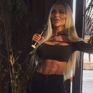 Vivian Grimigni Instagram - Félicitations à @oceanelhimer 
pour sont  rôle, en tant que  qu’animatrice 
Au 50 3 en Allemagne 
On a enfin compris pourquoi on comprend  pas lorsqu’elle parle  en Français en émission  c’est parce qu’elle parle allemand 🙏🙏
Bravos à elle et bravos à 
La Prod pour cette incroyable émission ❤️
Ps le blond te vas biens 
Je vous laisse vous même identifié le créateur des 50 
Pour les féliciter ❤️