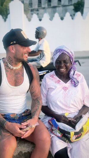 Vivian Grimigni Instagram - Je ne sais absolument pas qui est cette personne, mais la seule chose que je peux vous dire, c’est que son sourire m’a marqué c’est pour ce genre de rencontre que je commence à aimer, vivre au jour le jour et partir seul sur un coup de tête à l’autre bout du monde, si il le faut le bonheur Est dans la simplicité des choses🌹