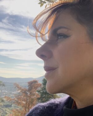 Vivian Kontomari Instagram - ..σαν να τα βλέπω ακόμη χαραγμένα τα γράμματα μέσα στο φως..
 ΑΡΙΜΝΑ ΕΦΗ ΕΛ.. εκεί πάνω σ’αυτό το ΕΛ, η πέτρα είχε κοπεί και σπάσει. Το θυμάμαι καλά.
#Ο.Ε
