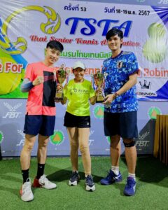 Vivid Bavornkiratikajorn Instagram - หวานเจี๊ยบบ มันส์จาดดด 😁🏆🏆🏅🎾🎾🌟🤍🫰
Winner ประเภทคู่ อายุรวม65ปี class CC (ขั้นต่ำ30ปีขึ้นไปต่อ1คน)
ชนะรวด4 แมช (แมชสุดท้ายสูสีมากๆ ตามอยู่ 1-4 เกม กลับมาชนะ 7-5 เกมได้ มันส์สุดๆ ขอบคุณ Partner @bank.microwave ที่ชวนพี่มาแข่งในครั้งนี้เป็นครั้งที่2 (แชมป์ทั้ง2ครั้ง) และช่วยกันประสานงานจนสำเร็จ 😎🎾👍🔥

อยากจะบอกว่า 'สติ' และ 'สมาธิ' เป็นเรื่องที่สำคัญมาก เป็นกีฬาที่พร้อมที่จะ 'กดดัน' เราได้ตลอดเวลา พัฒนากันต่อไปครับ 🫰🔥🔥

ขอบคุณพี่เอ๋ @lita_ae ที่คอยถ่ายภาพ ถ่ายคลิปให้ตลอดแมชเลยครับ 
และพี่ตาล @tarn_plusajee สำหรับเสบียงไก่ย่างที่เติมพลังให้นะครับ 😊🙏🤍

สุดท้ายก็ฝากเพื่อนๆ หาเวลาออกกำลังกายกันนะ จะได้แข็งแรง หลับสบาย สุขภาพจิตดี อายุยืนยาว จุ๊บๆ 😊🎾💪🤍🤍

#tennis #happy #competition #winner #ตี๋วิวิศน์นักเทนนิสพเนจร