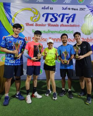 Vivid Bavornkiratikajorn Instagram - หวานเจี๊ยบบ มันส์จาดดด 😁🏆🏆🏅🎾🎾🌟🤍🫰
Winner ประเภทคู่ อายุรวม65ปี class CC (ขั้นต่ำ30ปีขึ้นไปต่อ1คน)
ชนะรวด4 แมช (แมชสุดท้ายสูสีมากๆ ตามอยู่ 1-4 เกม กลับมาชนะ 7-5 เกมได้ มันส์สุดๆ ขอบคุณ Partner @bank.microwave ที่ชวนพี่มาแข่งในครั้งนี้เป็นครั้งที่2 (แชมป์ทั้ง2ครั้ง) และช่วยกันประสานงานจนสำเร็จ 😎🎾👍🔥

อยากจะบอกว่า 'สติ' และ 'สมาธิ' เป็นเรื่องที่สำคัญมาก เป็นกีฬาที่พร้อมที่จะ 'กดดัน' เราได้ตลอดเวลา พัฒนากันต่อไปครับ 🫰🔥🔥

ขอบคุณพี่เอ๋ @lita_ae ที่คอยถ่ายภาพ ถ่ายคลิปให้ตลอดแมชเลยครับ 
และพี่ตาล @tarn_plusajee สำหรับเสบียงไก่ย่างที่เติมพลังให้นะครับ 😊🙏🤍

สุดท้ายก็ฝากเพื่อนๆ หาเวลาออกกำลังกายกันนะ จะได้แข็งแรง หลับสบาย สุขภาพจิตดี อายุยืนยาว จุ๊บๆ 😊🎾💪🤍🤍

#tennis #happy #competition #winner #ตี๋วิวิศน์นักเทนนิสพเนจร
