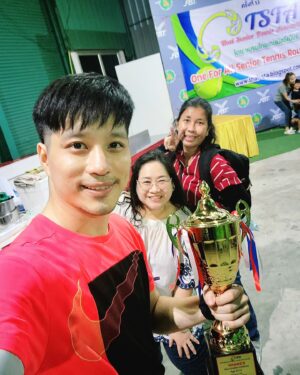 Vivid Bavornkiratikajorn Instagram - หวานเจี๊ยบบ มันส์จาดดด 😁🏆🏆🏅🎾🎾🌟🤍🫰
Winner ประเภทคู่ อายุรวม65ปี class CC (ขั้นต่ำ30ปีขึ้นไปต่อ1คน)
ชนะรวด4 แมช (แมชสุดท้ายสูสีมากๆ ตามอยู่ 1-4 เกม กลับมาชนะ 7-5 เกมได้ มันส์สุดๆ ขอบคุณ Partner @bank.microwave ที่ชวนพี่มาแข่งในครั้งนี้เป็นครั้งที่2 (แชมป์ทั้ง2ครั้ง) และช่วยกันประสานงานจนสำเร็จ 😎🎾👍🔥

อยากจะบอกว่า 'สติ' และ 'สมาธิ' เป็นเรื่องที่สำคัญมาก เป็นกีฬาที่พร้อมที่จะ 'กดดัน' เราได้ตลอดเวลา พัฒนากันต่อไปครับ 🫰🔥🔥

ขอบคุณพี่เอ๋ @lita_ae ที่คอยถ่ายภาพ ถ่ายคลิปให้ตลอดแมชเลยครับ 
และพี่ตาล @tarn_plusajee สำหรับเสบียงไก่ย่างที่เติมพลังให้นะครับ 😊🙏🤍

สุดท้ายก็ฝากเพื่อนๆ หาเวลาออกกำลังกายกันนะ จะได้แข็งแรง หลับสบาย สุขภาพจิตดี อายุยืนยาว จุ๊บๆ 😊🎾💪🤍🤍

#tennis #happy #competition #winner #ตี๋วิวิศน์นักเทนนิสพเนจร