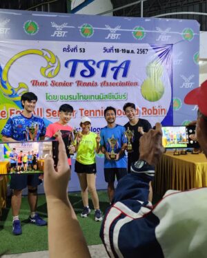 Vivid Bavornkiratikajorn Instagram - หวานเจี๊ยบบ มันส์จาดดด 😁🏆🏆🏅🎾🎾🌟🤍🫰
Winner ประเภทคู่ อายุรวม65ปี class CC (ขั้นต่ำ30ปีขึ้นไปต่อ1คน)
ชนะรวด4 แมช (แมชสุดท้ายสูสีมากๆ ตามอยู่ 1-4 เกม กลับมาชนะ 7-5 เกมได้ มันส์สุดๆ ขอบคุณ Partner @bank.microwave ที่ชวนพี่มาแข่งในครั้งนี้เป็นครั้งที่2 (แชมป์ทั้ง2ครั้ง) และช่วยกันประสานงานจนสำเร็จ 😎🎾👍🔥

อยากจะบอกว่า 'สติ' และ 'สมาธิ' เป็นเรื่องที่สำคัญมาก เป็นกีฬาที่พร้อมที่จะ 'กดดัน' เราได้ตลอดเวลา พัฒนากันต่อไปครับ 🫰🔥🔥

ขอบคุณพี่เอ๋ @lita_ae ที่คอยถ่ายภาพ ถ่ายคลิปให้ตลอดแมชเลยครับ 
และพี่ตาล @tarn_plusajee สำหรับเสบียงไก่ย่างที่เติมพลังให้นะครับ 😊🙏🤍

สุดท้ายก็ฝากเพื่อนๆ หาเวลาออกกำลังกายกันนะ จะได้แข็งแรง หลับสบาย สุขภาพจิตดี อายุยืนยาว จุ๊บๆ 😊🎾💪🤍🤍

#tennis #happy #competition #winner #ตี๋วิวิศน์นักเทนนิสพเนจร