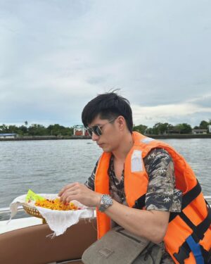 Vivid Bavornkiratikajorn Instagram - ป๊ามาส่งนามิได้เท่านี้นะลูก ขอให้นามิพักผ่อนให้สบาย ไม่ต้องเป็นห่วงป๊าและทุกคน ป๊าและทุกคนรักนามิ จะหมั่นสวดมนต์ทำบุญ อุทิศกุศลให้นามินะลูก ป๊ามีความสุขตลอด5ปีที่ผ่านมา เป็นความทรงจำที่ดี ดีใจที่ได้มีนามิมาเป็นสมาชิกในครอบครัวนะลูก 🐶🤍🤍🤍🤍🤍

 ถ้าเรามีบุญวาสนาต่อกัน วันนึงเราอาจได้พบกันอีกก็ได้ แต่ตอนนี้ ป๊าก็ต้องใช้ชีวิตอยู่กับปัจจุบันต่อไป 
รักและคิดถึงเสมอ ลูกรักจอมซนของป๊า 🐶🥹🤍🤍🤍

🌟🌟ฝากถึงเพื่อนๆทุกคนที่เลี้ยงน้องๆนะครับ ขอให้ดูแลเค้าให้ดีที่สุดตอนเค้ายังมีชีวิตอยู่ อนาคตไม่มีใครรู้ อย่างน้อยเราก็จะได้รู้สึกว่า เราได้ปฏิบัติกับเค้าอย่างดีแล้ว 🌟🌟

@namibokbok #dog #puppy #jackrussell #rip #family
