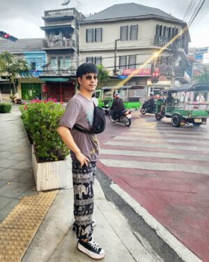 Vivid Bavornkiratikajorn Instagram - It's a pleasant day. (ขากลับรถโคตรติดดดดดด) 😅😅
#family #happy