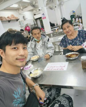 Vivid Bavornkiratikajorn Instagram - It's a pleasant day. (ขากลับรถโคตรติดดดดดด) 😅😅
#family #happy