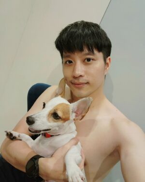 Vivid Bavornkiratikajorn Instagram - โกนหนวดในรอบหลายเดือน ตอนนี้ป๊าหน้าเด็กกว่านาปิ๊ เพราะนาปิ๊มีหนวด 🐶🤪🤪🤪🤪🌟🌟 แอ๊ะแอ๋ 
@namibokbok 
#puppy #jackrussell #dog