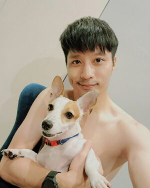Vivid Bavornkiratikajorn Instagram - โกนหนวดในรอบหลายเดือน ตอนนี้ป๊าหน้าเด็กกว่านาปิ๊ เพราะนาปิ๊มีหนวด 🐶🤪🤪🤪🤪🌟🌟 แอ๊ะแอ๋ 
@namibokbok 
#puppy #jackrussell #dog