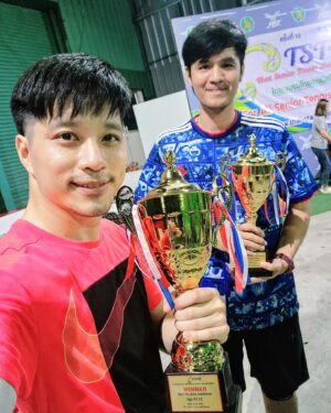 Vivid Bavornkiratikajorn Instagram - หวานเจี๊ยบบ มันส์จาดดด 😁🏆🏆🏅🎾🎾🌟🤍🫰
Winner ประเภทคู่ อายุรวม65ปี class CC (ขั้นต่ำ30ปีขึ้นไปต่อ1คน)
ชนะรวด4 แมช (แมชสุดท้ายสูสีมากๆ ตามอยู่ 1-4 เกม กลับมาชนะ 7-5 เกมได้ มันส์สุดๆ ขอบคุณ Partner @bank.microwave ที่ชวนพี่มาแข่งในครั้งนี้เป็นครั้งที่2 (แชมป์ทั้ง2ครั้ง) และช่วยกันประสานงานจนสำเร็จ 😎🎾👍🔥

อยากจะบอกว่า 'สติ' และ 'สมาธิ' เป็นเรื่องที่สำคัญมาก เป็นกีฬาที่พร้อมที่จะ 'กดดัน' เราได้ตลอดเวลา พัฒนากันต่อไปครับ 🫰🔥🔥

ขอบคุณพี่เอ๋ @lita_ae ที่คอยถ่ายภาพ ถ่ายคลิปให้ตลอดแมชเลยครับ 
และพี่ตาล @tarn_plusajee สำหรับเสบียงไก่ย่างที่เติมพลังให้นะครับ 😊🙏🤍

สุดท้ายก็ฝากเพื่อนๆ หาเวลาออกกำลังกายกันนะ จะได้แข็งแรง หลับสบาย สุขภาพจิตดี อายุยืนยาว จุ๊บๆ 😊🎾💪🤍🤍

#tennis #happy #competition #winner #ตี๋วิวิศน์นักเทนนิสพเนจร