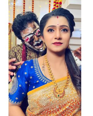 Vj Dhanusek Vijayakumar Instagram - What’s going on between Krishna & Anjali…??? 😳
Wait for anniversary surprises…🫣 
@naveenmuralidhar_mimicree 👿

Do watch “NEE NAAN KADHAL” Mon-Fri @10PM only on @vijaytelevision 📺
.
.
.
.
#vjdhanusek #naveenmuralidhar #Anjali #AnjaliKrishna #neenaankaadhal #neenaankadhal #vijaytvserial #vijaytv #tamilserials #bts #behindthescenes #actresses #instagram #instapic #instalike #instamood #trending #foryou #picoftheday #happyme