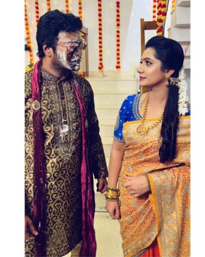 Vj Dhanusek Vijayakumar Instagram - What’s going on between Krishna & Anjali…??? 😳
Wait for anniversary surprises…🫣 
@naveenmuralidhar_mimicree 👿

Do watch “NEE NAAN KADHAL” Mon-Fri @10PM only on @vijaytelevision 📺
.
.
.
.
#vjdhanusek #naveenmuralidhar #Anjali #AnjaliKrishna #neenaankaadhal #neenaankadhal #vijaytvserial #vijaytv #tamilserials #bts #behindthescenes #actresses #instagram #instapic #instalike #instamood #trending #foryou #picoftheday #happyme