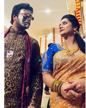 Vj Dhanusek Vijayakumar Instagram - What’s going on between Krishna & Anjali…??? 😳
Wait for anniversary surprises…🫣 
@naveenmuralidhar_mimicree 👿

Do watch “NEE NAAN KADHAL” Mon-Fri @10PM only on @vijaytelevision 📺
.
.
.
.
#vjdhanusek #naveenmuralidhar #Anjali #AnjaliKrishna #neenaankaadhal #neenaankadhal #vijaytvserial #vijaytv #tamilserials #bts #behindthescenes #actresses #instagram #instapic #instalike #instamood #trending #foryou #picoftheday #happyme