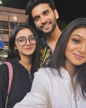 Vj Dhanusek Vijayakumar Instagram - We’re a trio of awesomeness…!! ❤️🥰 

@varshinisureshoffl @premjacob06 ✨
.
.
.
.
#friendship #friends #friendshipgoals #instagood #instagram #instalike #instalove #instacool #instaphoto #gang #squad #love #tamilserial #explore #actor #actorslife #serial #neenaankadhal #vijaytvserial #trending #foryou #picoftheday #happyme