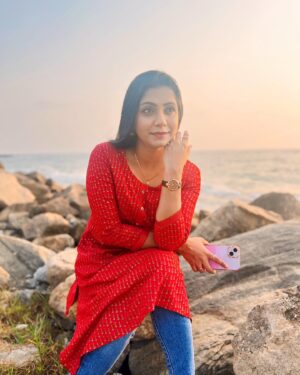 Vj Dhanusek Vijayakumar Instagram - Happy Posing ❤️🌊
.
.
.
.
#vjdhanusek #Anjali #actresses #beach #beachvibes #loveyourself #vibes #nature #loveyourself #naturelover #insta #instagood #instalike #instagram #instamood #instafashion #instalove #instanature #beyourself #vijaytvserial #neenaankadhal #trending #viral #foryou #picture #picoftheday #happyme