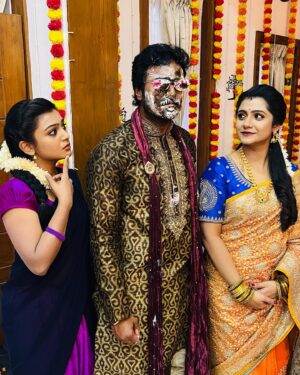 Vj Dhanusek Vijayakumar Instagram - 👀 “Abi meets Murali with Anjali” = “Anjali meets Krishna with Abi” 

#instadaily #instagood #instagram #instalike #igers #instamood #instafashion #instalove #igdaily #neenaankaadhal #love #serial #tamilserial #vijaytvserial #vijaytv #trending #explore #explorepage #photography #picoftheday #viral