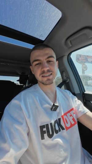 Vlad Cherevatiy Instagram - Кто не спит? 
Пишите Ваши варианты♥️

#безмасок #ВладЧереватый