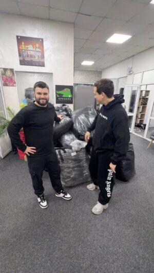 Vlad Shevchenko Instagram - Шановні, ось нарешті приїхала перша партія термобілизни для ЗСУ. Якщо ви військовий, медик або волонтер який працює в складних умовах, ви можете звернутись до @iamkrus або в фонд @333.foundation та отримати свій комплект безкоштовно☺️. Загалом ми з @vlad.shevchenko_ замовили 5000 комплектів з грошей які зібрали в турі «Упс, а що трапилось?» в Польщі.