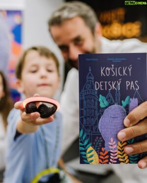 Vladimír Kobielský Instagram - O zábavu s deťmi v Košiciach je postarané😜
➡️29 miest zábavy a súťaž o zajumavé ceny 

➡️zastav sa vo VISIT Pointe na Hlavnej 59 v Košiciach 

➡️Vypýtaj si ZDARMA “kosickydetskypas”

➡️putujte za dobrodružstvom a zbierajte nálepky za každé navštívené miesto

➡️získajte vyššiu cestovateľskú hodnosť 

➡️za každú hodnosť vás vo VISIT poite čakajú veselé odmeny 

➡️viac na www.kosickydetskypas.sk

@kosickydetskypas @visitkosice #buki #kosice #metropolavychodu #zabava #turist #atrakcie #deti #zoo #kosickyzlatypoklad #dolnabrana #plavajucafontana #kurnsthalle #kosickyhrad #domsvatejalzbety #restauracie #slavia #republikavychodu #doma