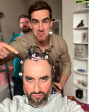 Vladimír Kobielský Instagram - A je to tu! Finále 1. série @mamanaprenajom.markiza 
👌🏻 
Ďakujem za príjemné chvíle s veselým štábom a úžasnými kolegami😜😂 
Dúfam, že ste si naše postavy obľúbili a v septembri sa vidíme🤞
@tvmarkizaofficial @kami_heribanova @adambardy @larisa_mizigar @macazabranska @m_klinec @maroskramar @helena_krajciova #serial