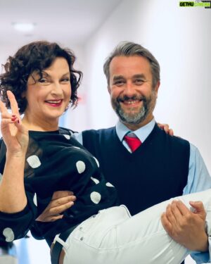 Vladimír Kobielský Instagram - Už zajtra si s nami zahrá táto sympatická speváčka o 17:55 na @tvmarkizaofficial v @mamanaprenajom.markiza 🤞😉 

Ešte v sobotu mala v O2 aréne oslavu svojej 50 tky a večer je s nami!!! Alebo sa mýlim?!😜 

@beatadubasova.sk #zadveramimojejizby #vratmitiehviezdy #smetakeakesme #hity