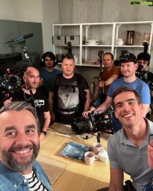 Vladimír Kobielský Instagram - A je to tu! Finále 1. série @mamanaprenajom.markiza 
👌🏻 
Ďakujem za príjemné chvíle s veselým štábom a úžasnými kolegami😜😂 
Dúfam, že ste si naše postavy obľúbili a v septembri sa vidíme🤞
@tvmarkizaofficial @kami_heribanova @adambardy @larisa_mizigar @macazabranska @m_klinec @maroskramar @helena_krajciova #serial