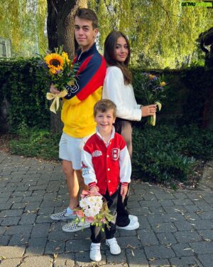 Vladimír Kobielský Instagram - Ako sa mení po rokoch nadšenie z nového školského roka. 🤷‍♂️Ako dieťa som mal také pocity ako má výraz Krištof a ako rodič, skáčem od radosti….😉 

Ako ste sa tešili vy?

@kristian_kobi @klarakobi @agricolka #prvyskolskyden