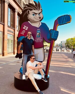 Vladimír Kobielský Instagram - Prišli sme chlapcov podporiť.🤞
Slovenskooooo!!!! 

Aký tipujete výsledok s Lotyšskom?

@marekfasiang @skodaautosk @hockeyslovakia #hockey #riga